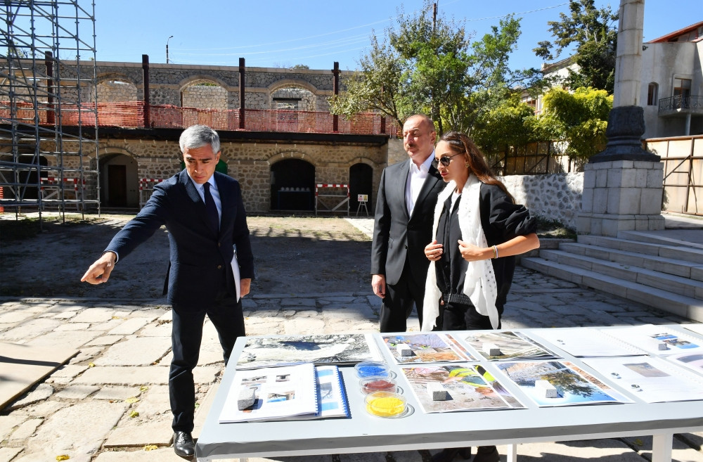 Prezident İlham Əliyev və birinci xanım Mehriban Əliyeva Şuşada Yuxarı Gövhərağa məscidini ziyarət edib<font color='red'> - YENİLƏNİB</font><font color=red> - FOTOLAR</font>