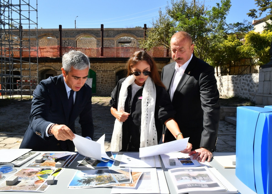 Prezident İlham Əliyev və birinci xanım Mehriban Əliyeva Şuşada Yuxarı Gövhərağa məscidini ziyarət edib<font color='red'> - YENİLƏNİB</font><font color=red> - FOTOLAR</font>