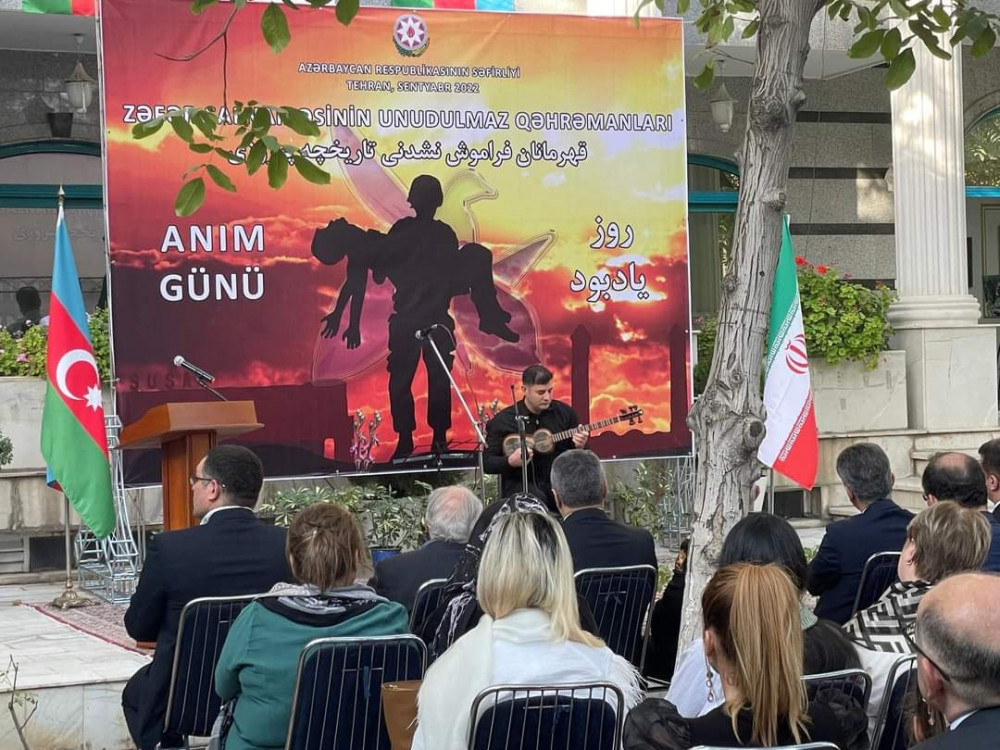 İranda Vətən müharibəsi şəhidlərinin xatirəsi anılıb<font color=red> - FOTOLAR</font>