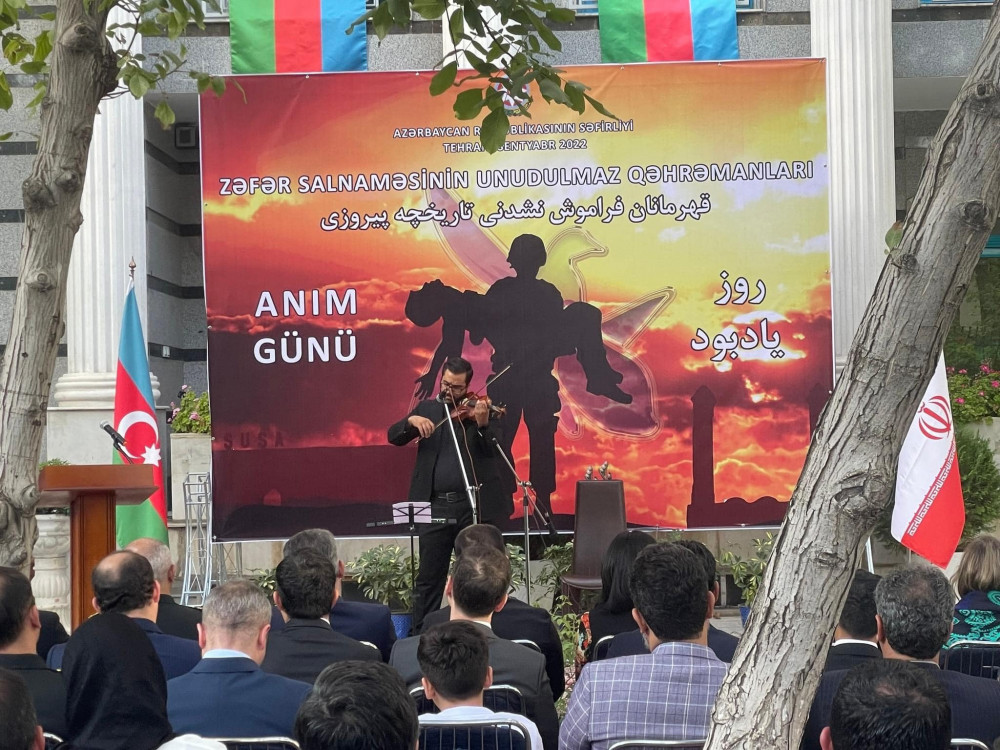 İranda Vətən müharibəsi şəhidlərinin xatirəsi anılıb<font color=red> - FOTOLAR</font>