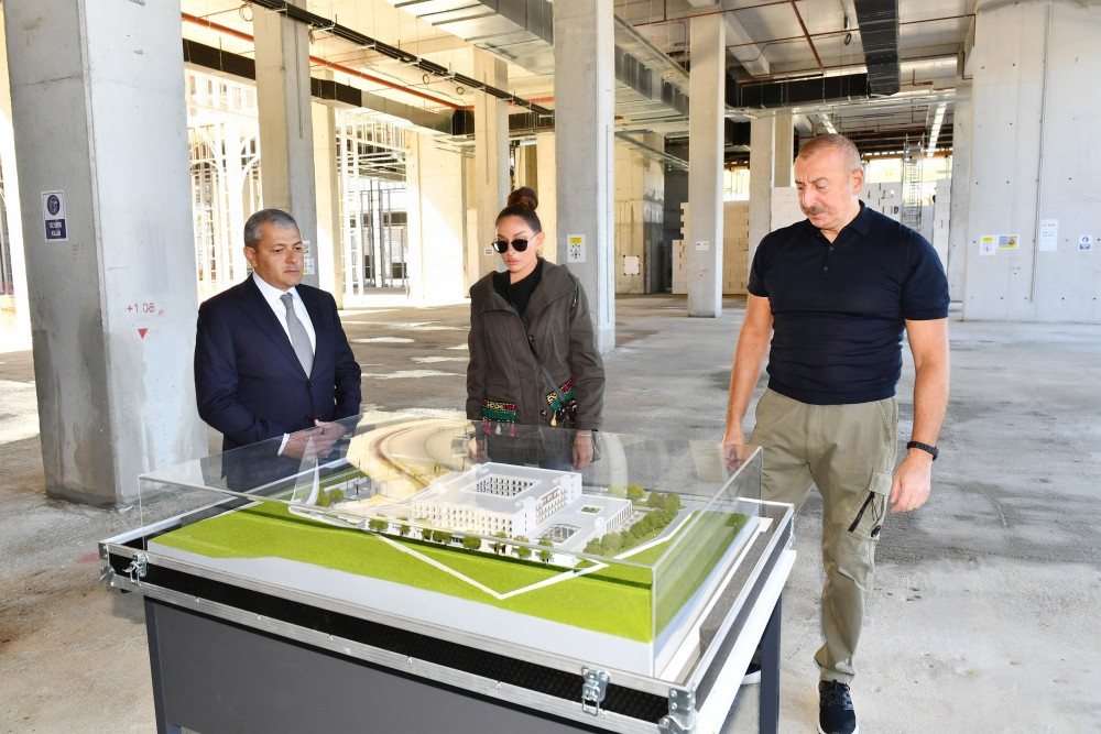 Prezident İlham Əliyev və birinci xanım Mehriban Əliyeva Şuşa şəhərində hotel və konfrans mərkəzində aparılan tikinti işləri ilə tanış olublar<font color=red> - FOTOLAR</font>