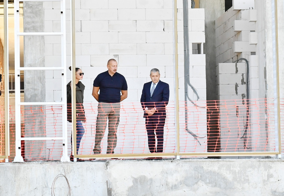 Prezident İlham Əliyev və birinci xanım Mehriban Əliyeva Şuşa şəhərində hotel və konfrans mərkəzində aparılan tikinti işləri ilə tanış olublar<font color=red> - FOTOLAR</font>