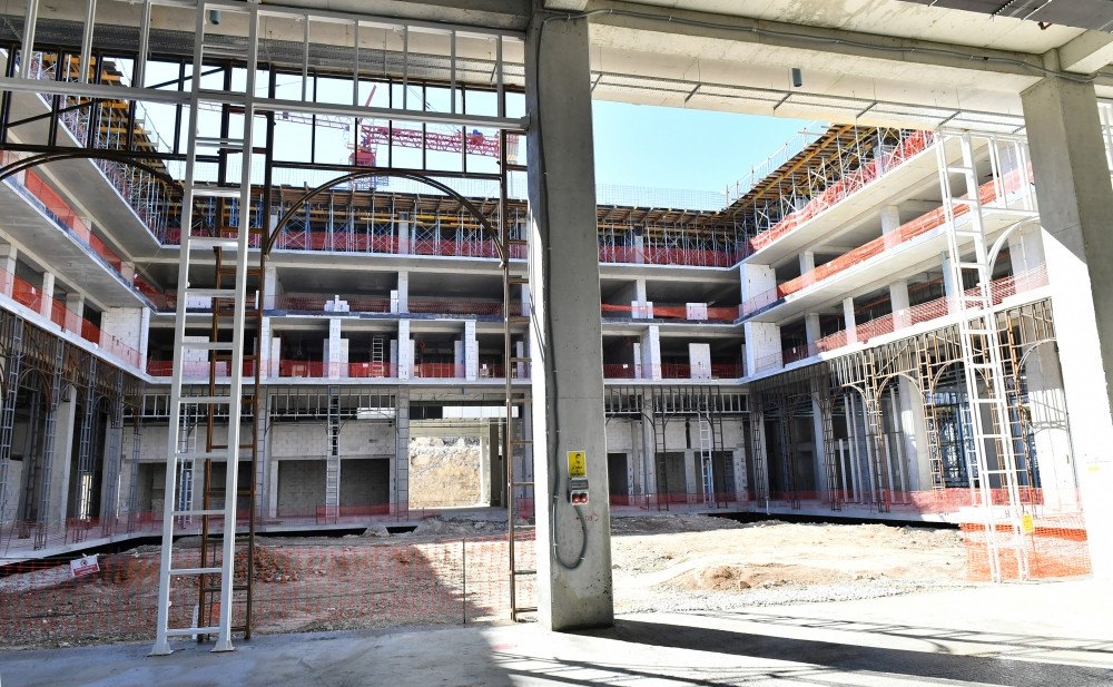 Prezident İlham Əliyev və birinci xanım Mehriban Əliyeva Şuşa şəhərində hotel və konfrans mərkəzində aparılan tikinti işləri ilə tanış olublar<font color=red> - FOTOLAR</font>