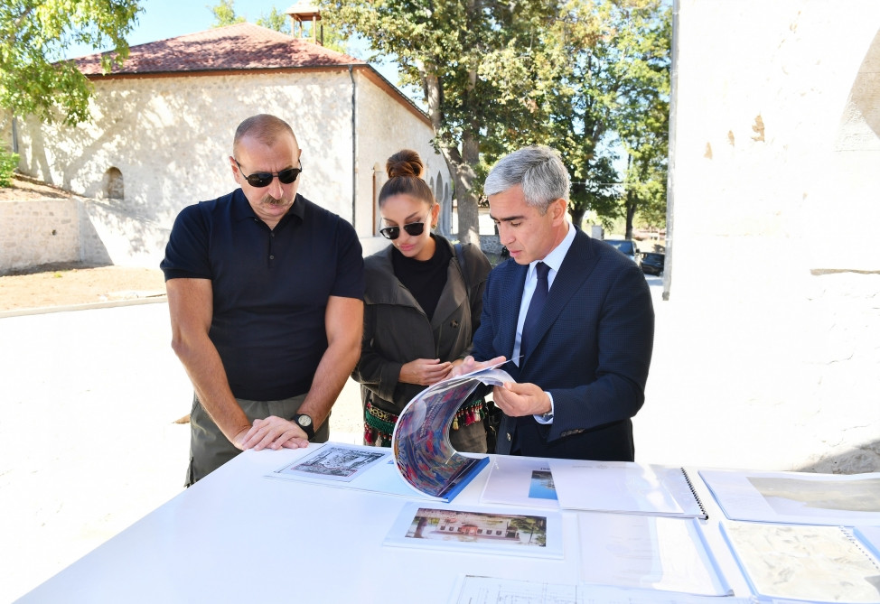 Prezident İlham Əliyev və birinci xanım Mehriban Əliyeva Şuşada Mehmandarovların malikanə kompleksində aparılan bərpa işlərinin gedişi ilə tanış olublar<font color=red> - FOTOLAR</font>
