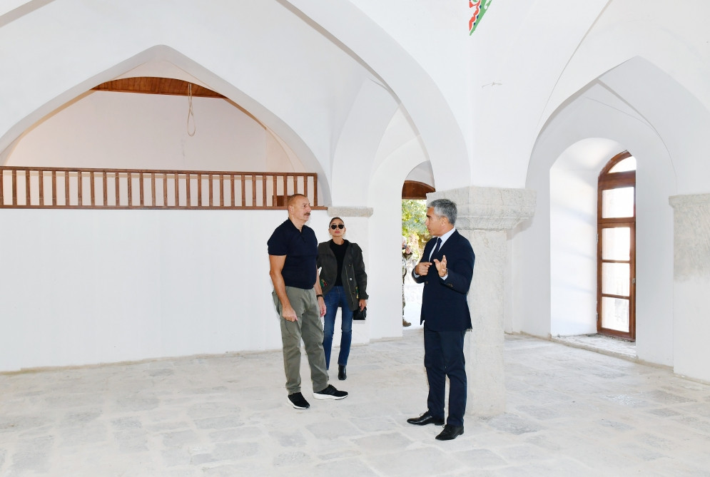 Prezident İlham Əliyev və birinci xanım Mehriban Əliyeva Şuşada Mehmandarovların malikanə kompleksində aparılan bərpa işlərinin gedişi ilə tanış olublar<font color=red> - FOTOLAR</font>