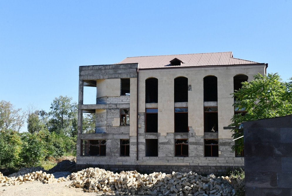 Şuşa mənzil-kommunal və təmir xidmətinin inzibati binası bərpa olunur<font color=red> - FOTOLAR</font>