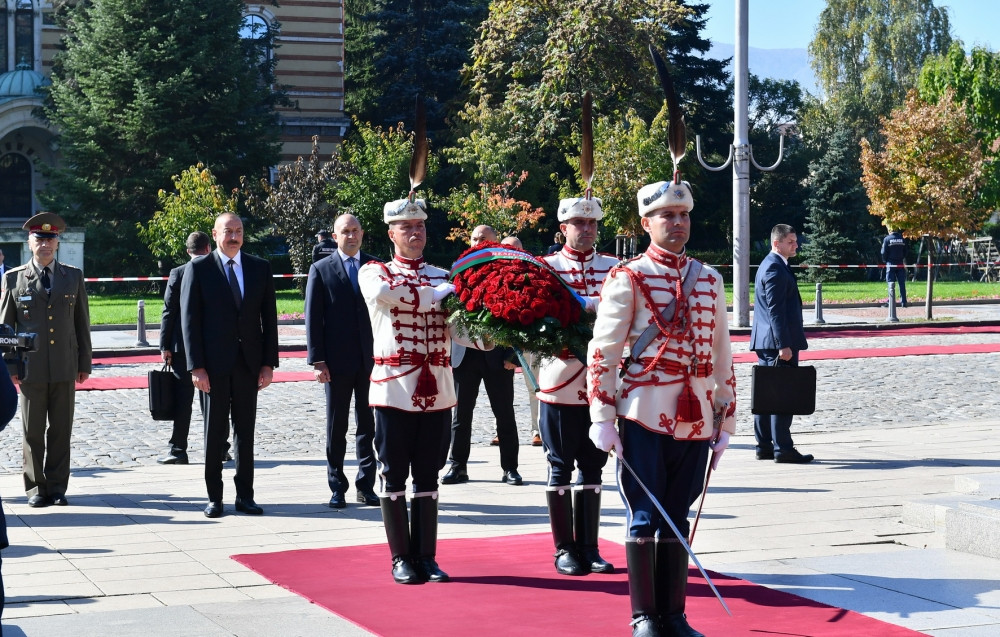 Azərbaycan Prezidenti Sofiyada naməlum əsgərin məzarını ziyarət edib<font color=red> - FOTOLAR</font>