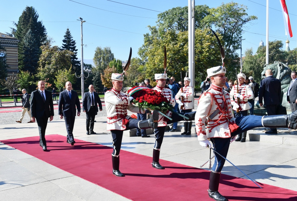 Azərbaycan Prezidenti Sofiyada naməlum əsgərin məzarını ziyarət edib<font color=red> - FOTOLAR</font>