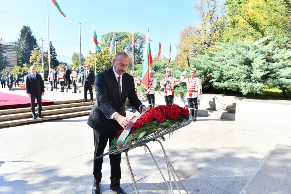 Azərbaycan Prezidenti Sofiyada naməlum əsgərin məzarını ziyarət edib<font color=red> - FOTOLAR</font>