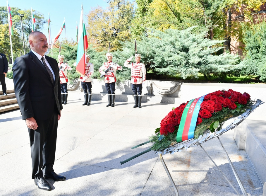 Azərbaycan Prezidenti Sofiyada naməlum əsgərin məzarını ziyarət edib<font color=red> - FOTOLAR</font>