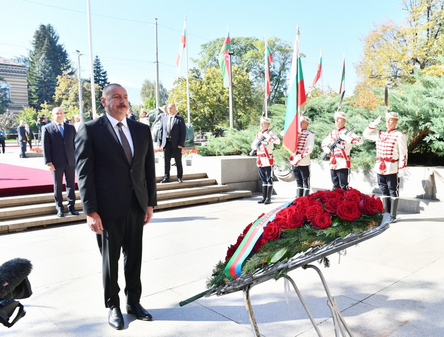 Azərbaycan Prezidenti Sofiyada naməlum əsgərin məzarını ziyarət edib<font color=red> - FOTOLAR</font>