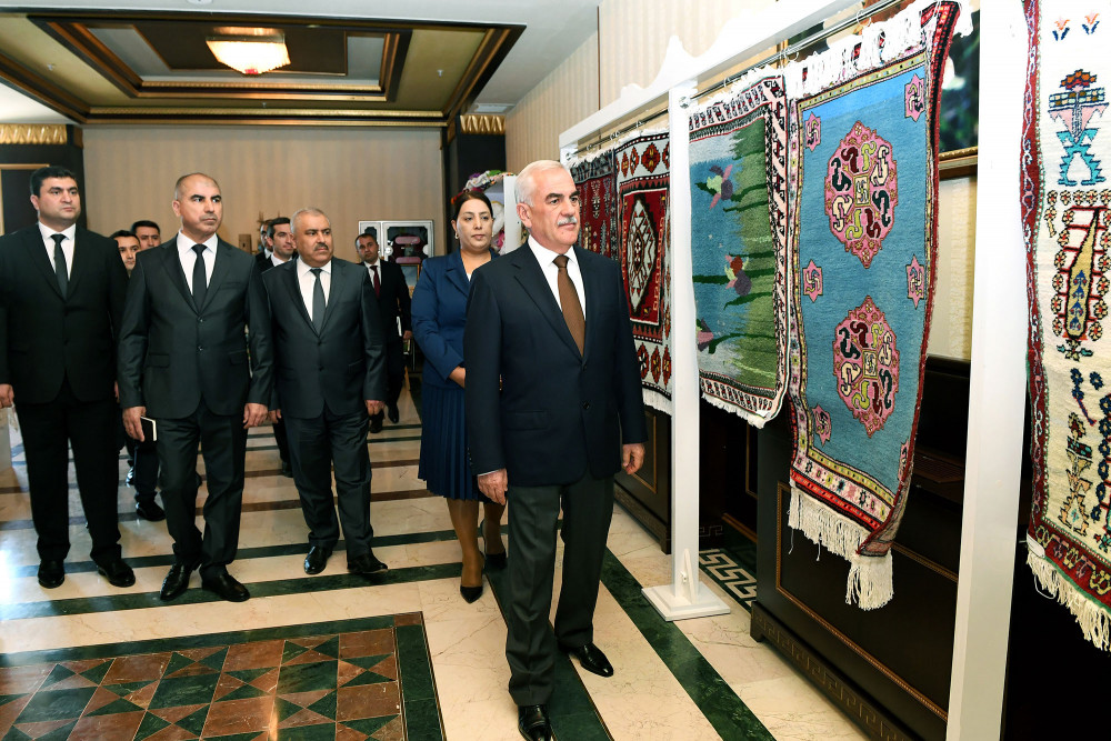 Naxçıvanda məhdud fiziki imkanlı şəxslərin və istedadlı qadınların əl işlərindən ibarət sərgi-satış keçirilir<font color=red> - FOTOLAR</font>