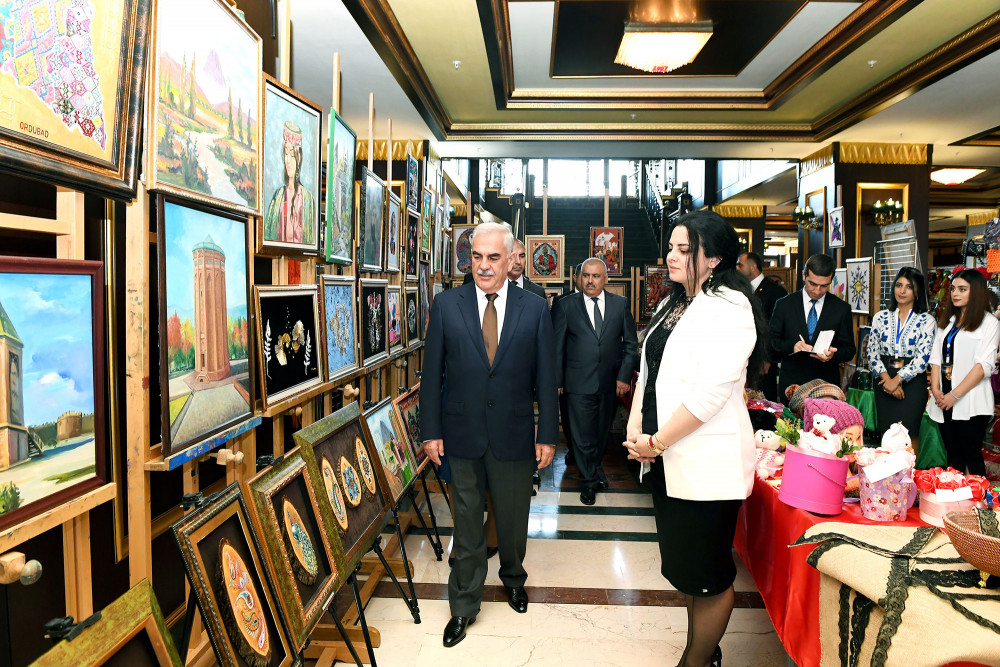 Naxçıvanda məhdud fiziki imkanlı şəxslərin və istedadlı qadınların əl işlərindən ibarət sərgi-satış keçirilir<font color=red> - FOTOLAR</font>