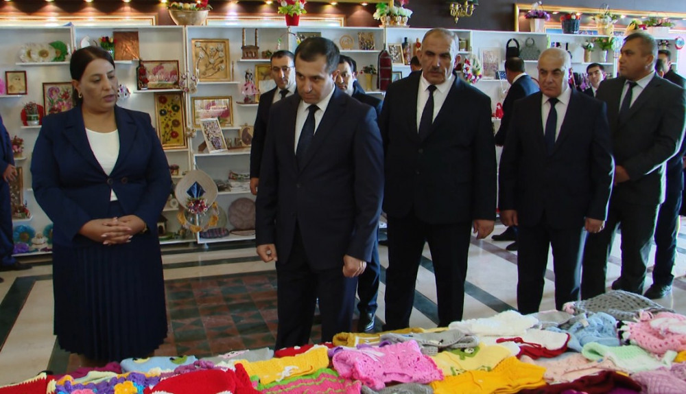 Naxçıvanda məhdud fiziki imkanlı şəxslərin və istedadlı qadınların əl işlərindən ibarət sərgi-satış davam edir<font color=red> - FOTOLAR</font>