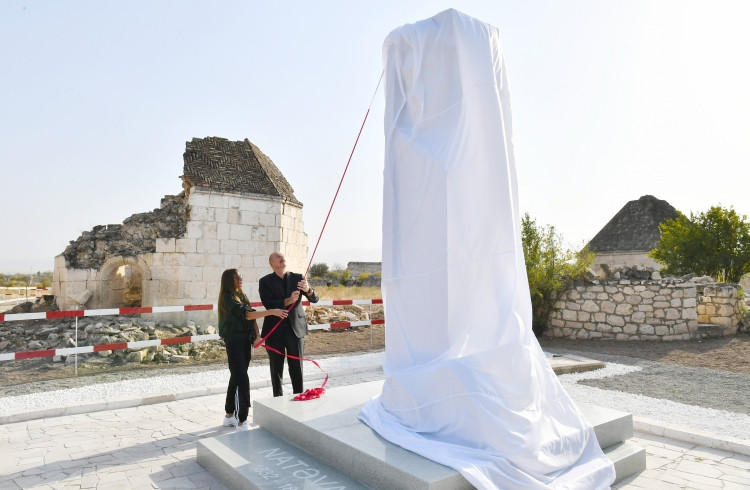 Prezidenti İlham Əliyev və birinci xanım Mehriban Əliyeva Ağdamda Pənahəli xanın sarayı və İmarət kompleksində görüləcək işlərlə tanış olub, Xurşidbanu Natəvanın qəbirüstü abidəsinin açılışını ediblər<font color='red'> - YENİLƏNİB</font><font color=red> - FOTOLAR</font>