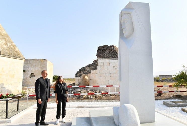 Prezidenti İlham Əliyev və birinci xanım Mehriban Əliyeva Ağdamda Pənahəli xanın sarayı və İmarət kompleksində görüləcək işlərlə tanış olub, Xurşidbanu Natəvanın qəbirüstü abidəsinin açılışını ediblər<font color='red'> - YENİLƏNİB</font><font color=red> - FOTOLAR</font>