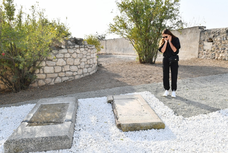 Prezidenti İlham Əliyev və birinci xanım Mehriban Əliyeva Ağdamda Pənahəli xanın sarayı və İmarət kompleksində görüləcək işlərlə tanış olub, Xurşidbanu Natəvanın qəbirüstü abidəsinin açılışını ediblər<font color='red'> - YENİLƏNİB</font><font color=red> - FOTOLAR</font>