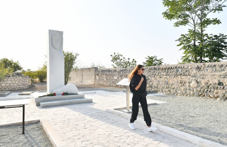 Prezidenti İlham Əliyev və birinci xanım Mehriban Əliyeva Ağdamda Pənahəli xanın sarayı və İmarət kompleksində görüləcək işlərlə tanış olub, Xurşidbanu Natəvanın qəbirüstü abidəsinin açılışını ediblər<font color='red'> - YENİLƏNİB</font><font color=red> - FOTOLAR</font>