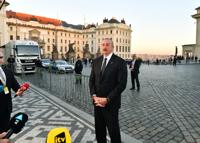Prezident İlham Əliyev Praqada Azərbaycan televiziya kanallarına müsahibə verib<font color='red'> - YENİLƏNİB</font><font color=red> - FOTOLAR</font>