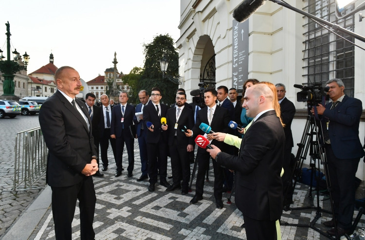 Prezident İlham Əliyev Praqada Azərbaycan televiziya kanallarına müsahibə verib<font color='red'> - YENİLƏNİB</font><font color=red> - FOTOLAR</font>