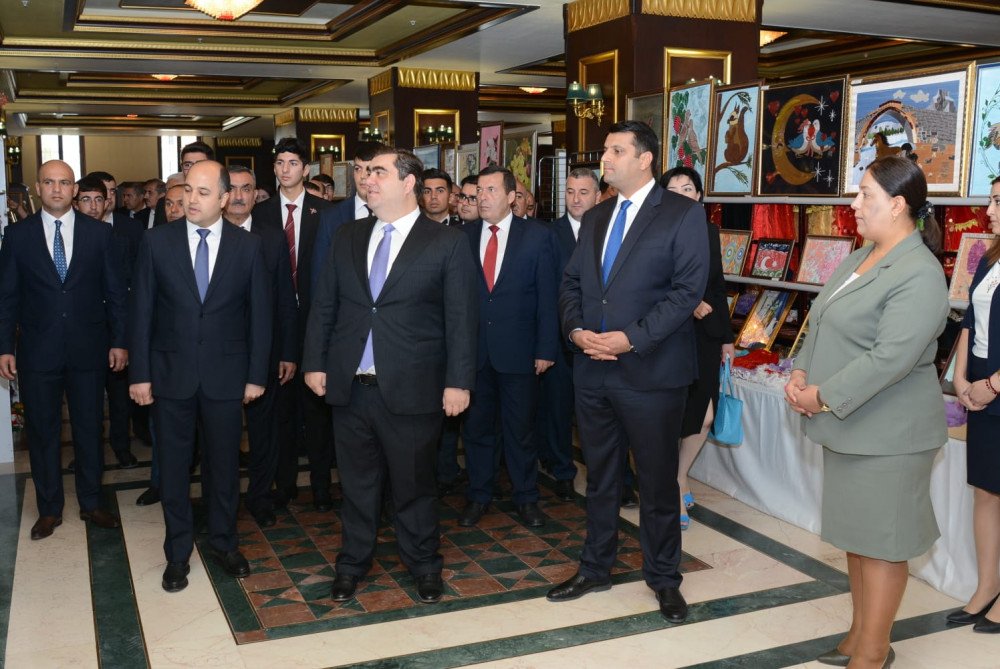 Naxçıvan Dövlət Universitetinin kollektivi sərgi-satışla tanış olub<font color=red> - FOTOLAR</font>