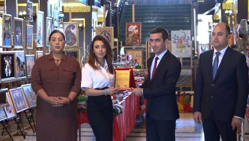 Naxçıvanda məhdud fiziki imkanlı şəxslərin və istedadlı qadınların əl işlərindən ibarət keçirilən sərgi-satış başa çatıb<font color=red> - FOTOLAR</font>