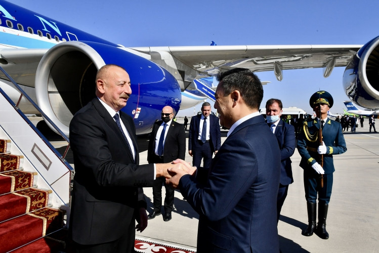 Azərbaycan Prezidenti İlham Əliyev Qırğızıstana dövlət səfərinə gedib<font color=red> - FOTOLAR</font>