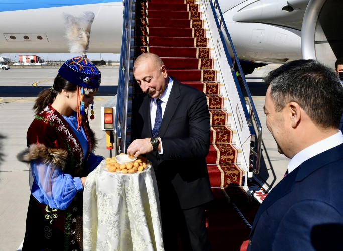 Azərbaycan Prezidenti İlham Əliyev Qırğızıstana dövlət səfərinə gedib<font color=red> - FOTOLAR</font>