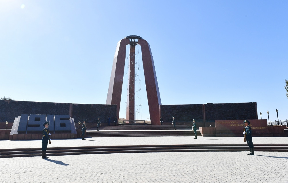 Prezident İlham Əliyev Bişkekdə “Ata-Beyit” Milli Tarixi-Memorial Kompleksini ziyarət edib<font color='red'> - YENİLƏNİB</font><font color=red> - FOTOLAR</font>