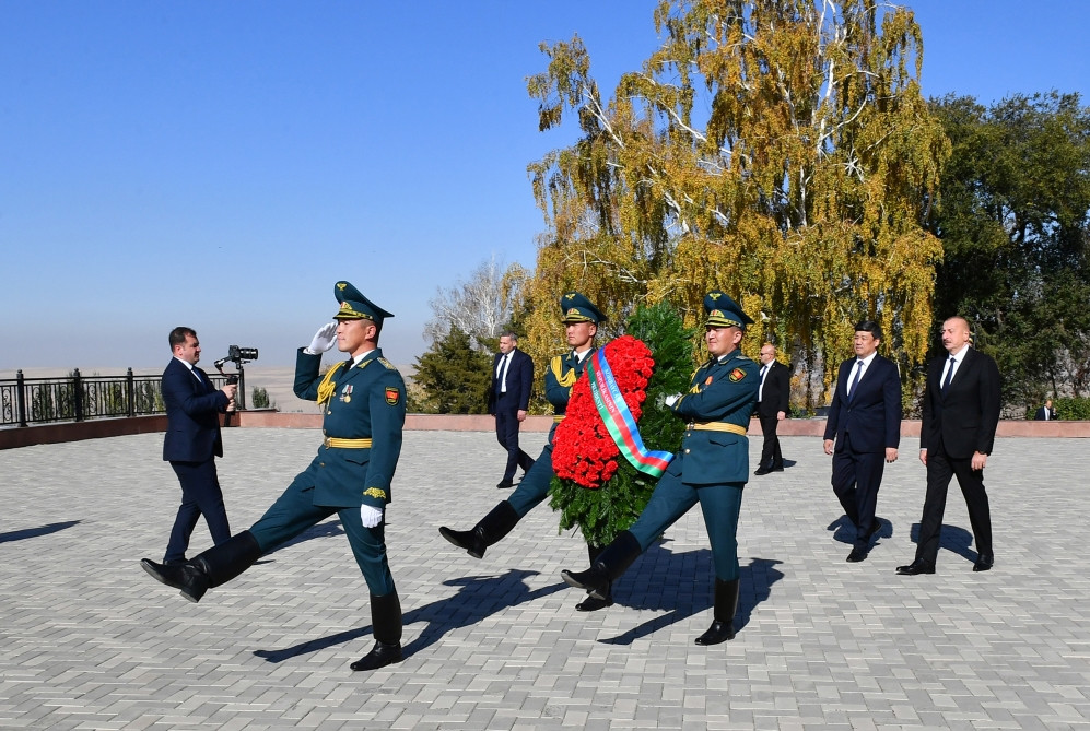 Prezident İlham Əliyev Bişkekdə “Ata-Beyit” Milli Tarixi-Memorial Kompleksini ziyarət edib<font color='red'> - YENİLƏNİB</font><font color=red> - FOTOLAR</font>