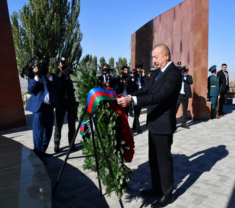 Prezident İlham Əliyev Bişkekdə “Ata-Beyit” Milli Tarixi-Memorial Kompleksini ziyarət edib<font color='red'> - YENİLƏNİB</font><font color=red> - FOTOLAR</font>