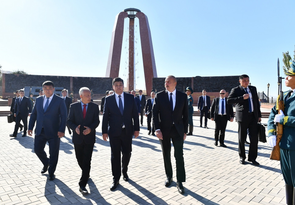Prezident İlham Əliyev Bişkekdə “Ata-Beyit” Milli Tarixi-Memorial Kompleksini ziyarət edib<font color='red'> - YENİLƏNİB</font><font color=red> - FOTOLAR</font>