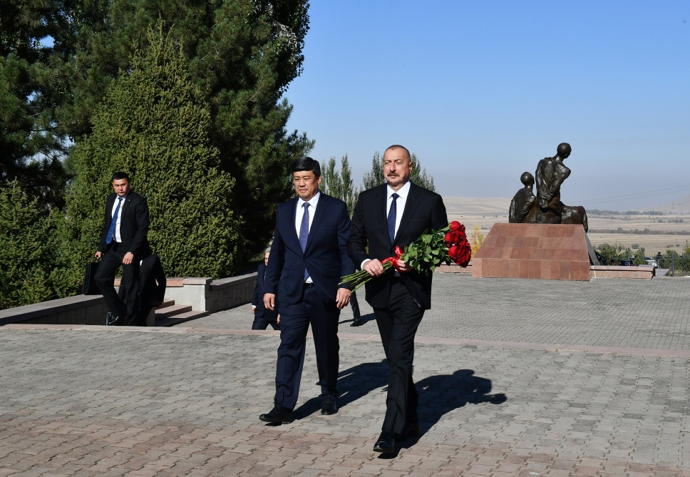 Prezident İlham Əliyev Bişkekdə “Ata-Beyit” Milli Tarixi-Memorial Kompleksini ziyarət edib<font color='red'> - YENİLƏNİB</font><font color=red> - FOTOLAR</font>