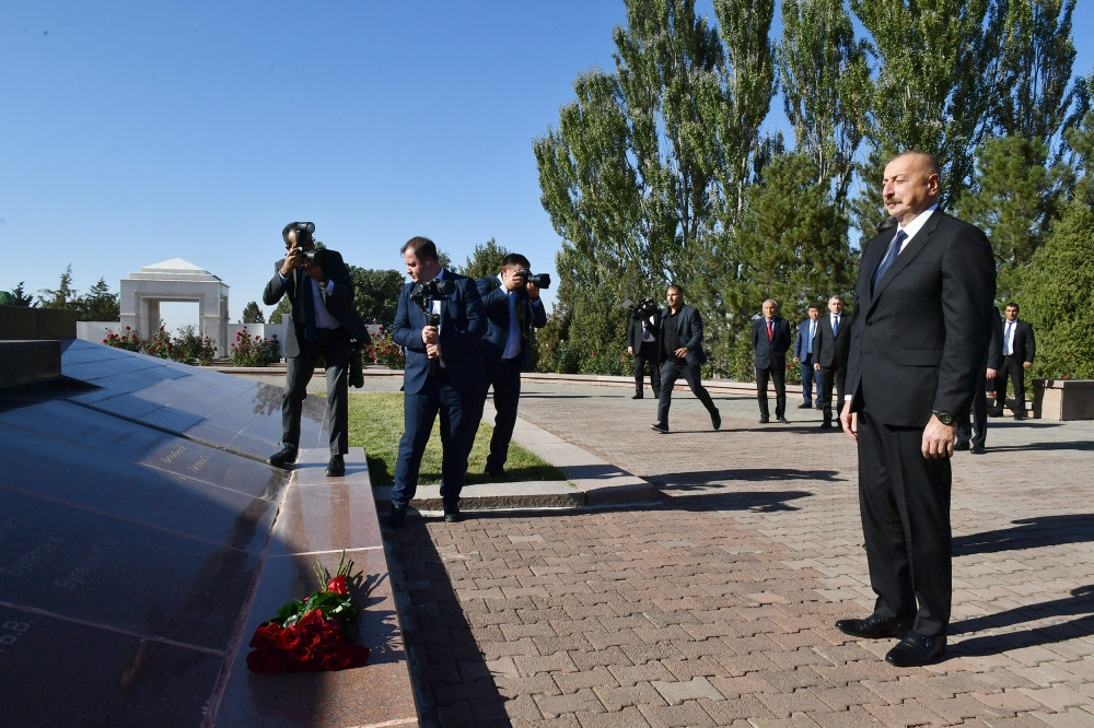 Prezident İlham Əliyev Bişkekdə “Ata-Beyit” Milli Tarixi-Memorial Kompleksini ziyarət edib<font color='red'> - YENİLƏNİB</font><font color=red> - FOTOLAR</font>