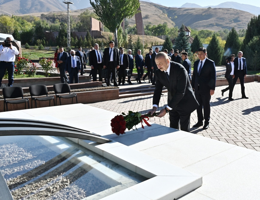 Prezident İlham Əliyev Bişkekdə “Ata-Beyit” Milli Tarixi-Memorial Kompleksini ziyarət edib<font color='red'> - YENİLƏNİB</font><font color=red> - FOTOLAR</font>