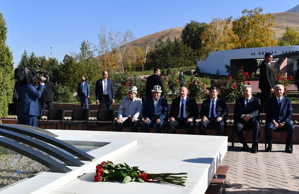 Prezident İlham Əliyev Bişkekdə “Ata-Beyit” Milli Tarixi-Memorial Kompleksini ziyarət edib<font color='red'> - YENİLƏNİB</font><font color=red> - FOTOLAR</font>