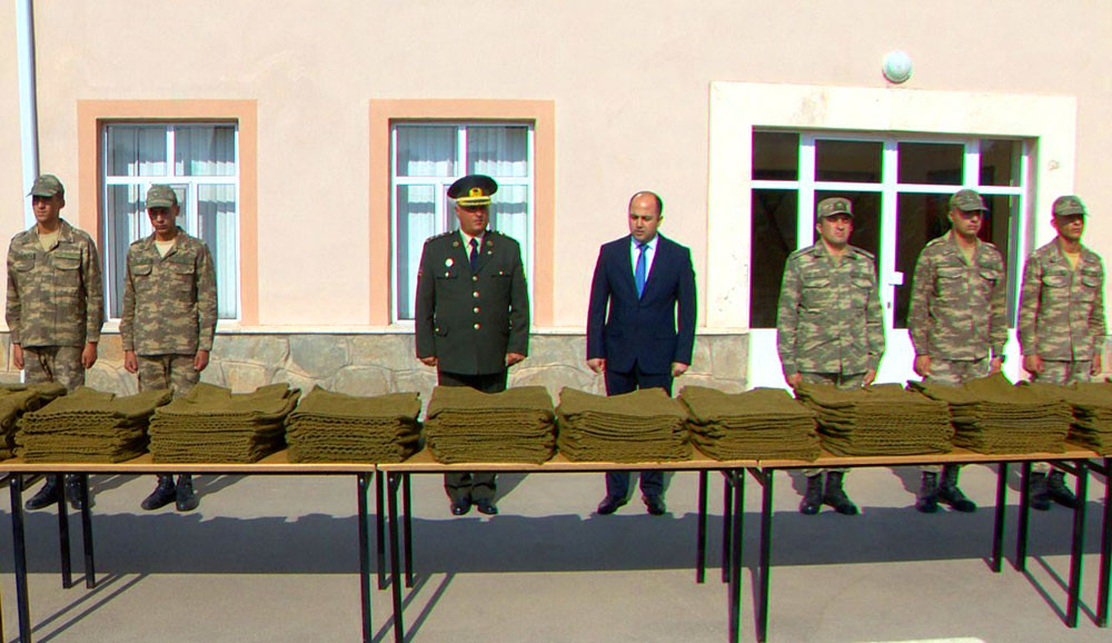 Sağlamlıq imkanları məhdud şəxslər tərəfindən toxunulan isti qış geyimləri əsgərlərə göndərilib<font color=red> - FOTOLAR</font>