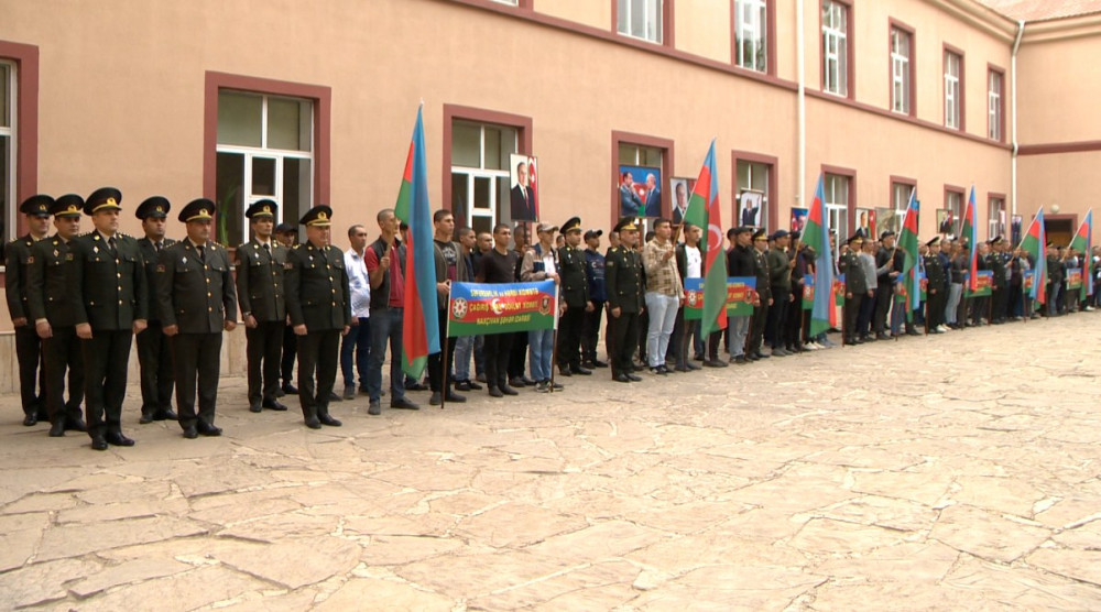 Naxçıvanda gənclər hərbi xidmətə yola salınıb<font color=red> - FOTOLAR</font>