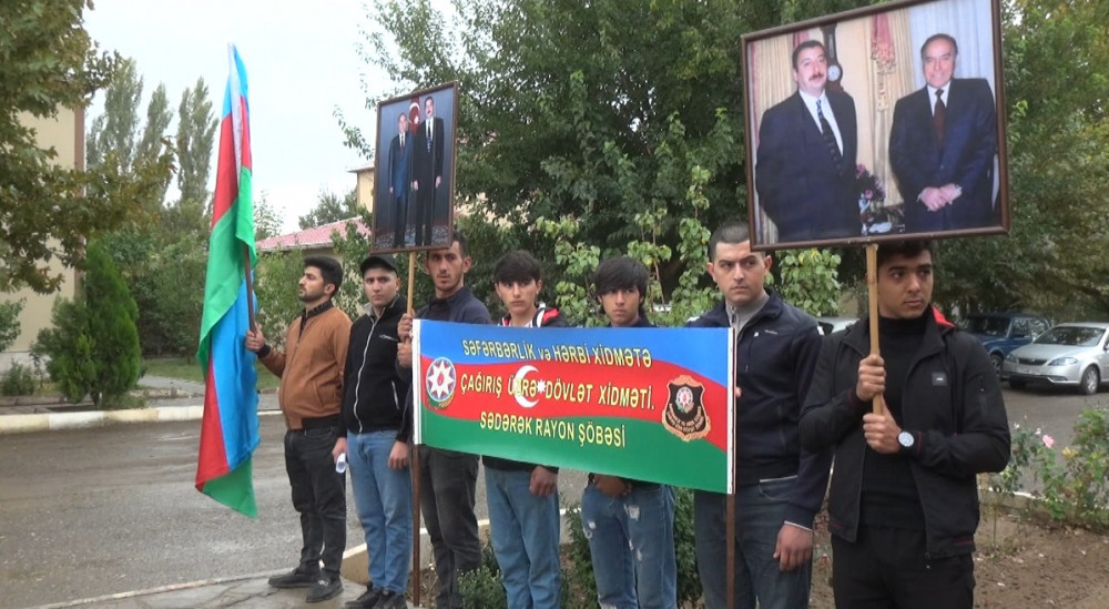 Naxçıvanda gənclər hərbi xidmətə yola salınıb<font color=red> - FOTOLAR</font>