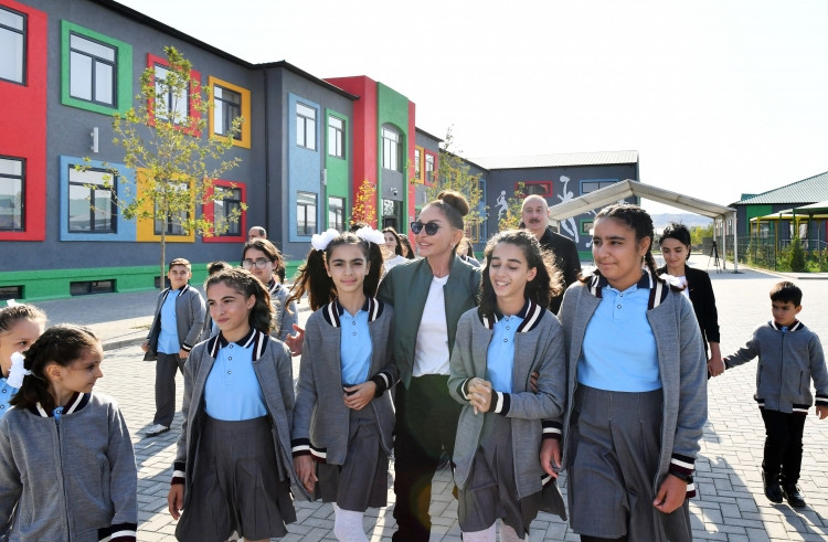 Prezident İlham Əliyev və birinci xanım Mehriban Əliyeva Zəngilanın Ağalı kəndində sakinlərlə görüşüblər<font color='red'> - YENİLƏNİB</font><font color=red> - FOTOLAR</font>