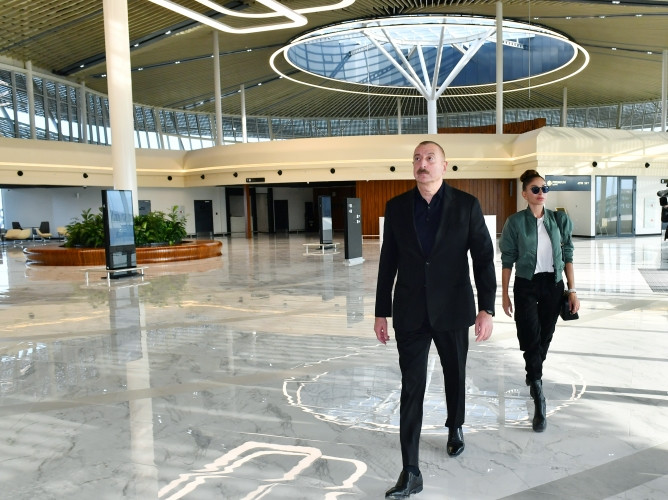Prezident İlham Əliyev və birinci xanım Mehriban Əliyeva Zəngilan Beynəlxalq Hava Limanında yaradılan şəraitlə tanış olublar<font color='red'> - YENİLƏNİB</font><font color=red> - FOTOLAR</font>