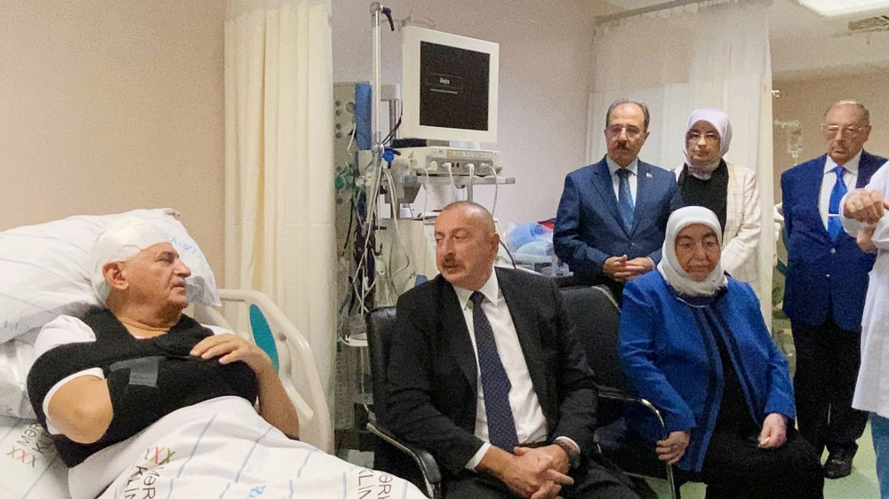Prezident İlham Əliyev ölkəmizdə yol qəzası keçirən Binəli Yıldırıma, Şamil Ayrıma və mühafizəçi Oğuzhan Dəmirçiyə xəstəxanada baş çəkib<font color=red> - FOTOLAR</font>