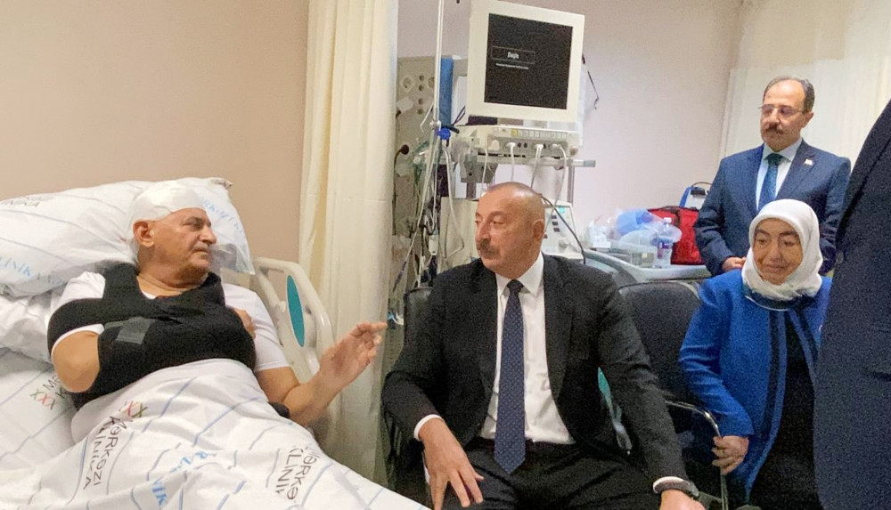 Prezident İlham Əliyev ölkəmizdə yol qəzası keçirən Binəli Yıldırıma, Şamil Ayrıma və mühafizəçi Oğuzhan Dəmirçiyə xəstəxanada baş çəkib<font color=red> - FOTOLAR</font>