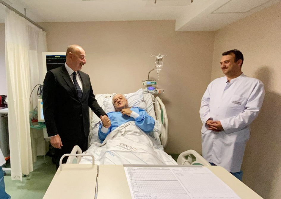 Prezident İlham Əliyev ölkəmizdə yol qəzası keçirən Binəli Yıldırıma, Şamil Ayrıma və mühafizəçi Oğuzhan Dəmirçiyə xəstəxanada baş çəkib<font color=red> - FOTOLAR</font>