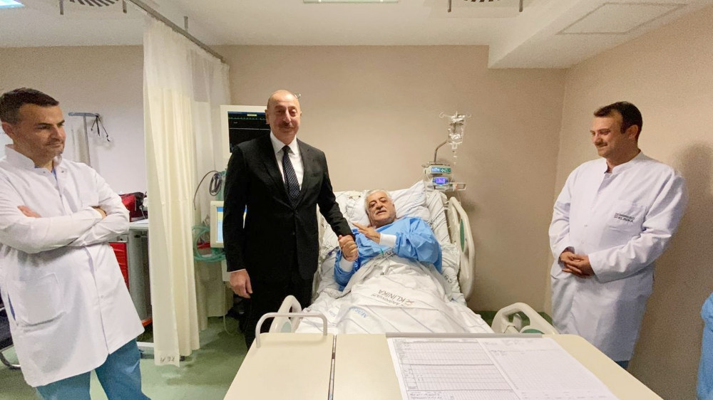 Prezident İlham Əliyev ölkəmizdə yol qəzası keçirən Binəli Yıldırıma, Şamil Ayrıma və mühafizəçi Oğuzhan Dəmirçiyə xəstəxanada baş çəkib<font color=red> - FOTOLAR</font>