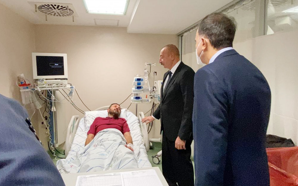 Prezident İlham Əliyev ölkəmizdə yol qəzası keçirən Binəli Yıldırıma, Şamil Ayrıma və mühafizəçi Oğuzhan Dəmirçiyə xəstəxanada baş çəkib<font color=red> - FOTOLAR</font>