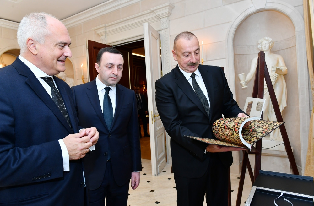 Prezident İlham Əliyev və Gürcüstanın Baş naziri İrakli Qaribaşvili “Qarabağ xanlığının irsi” sərgisi ilə tanış olublar<font color='red'> - YENİLƏNİB</font><font color=red> - FOTOLAR</font>