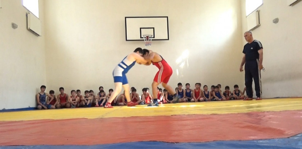Məktəblilər güləş birinciliyini şəhid Ümid Novruzlunun əziz xatirəsinə həsr ediblər <font color=red> - FOTOLAR</font>