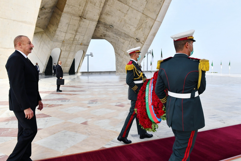 Prezident İlham Əliyev paytaxt Əlcəzairdə Şəhidlər abidəsini və Milli Mücahidlər Muzeyini ziyarət edib<font color='red'> - YENİLƏNİB 3</font><font color=red> - FOTOLAR</font>