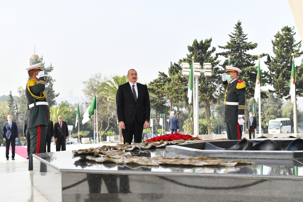 Prezident İlham Əliyev paytaxt Əlcəzairdə Şəhidlər abidəsini və Milli Mücahidlər Muzeyini ziyarət edib<font color='red'> - YENİLƏNİB 3</font><font color=red> - FOTOLAR</font>